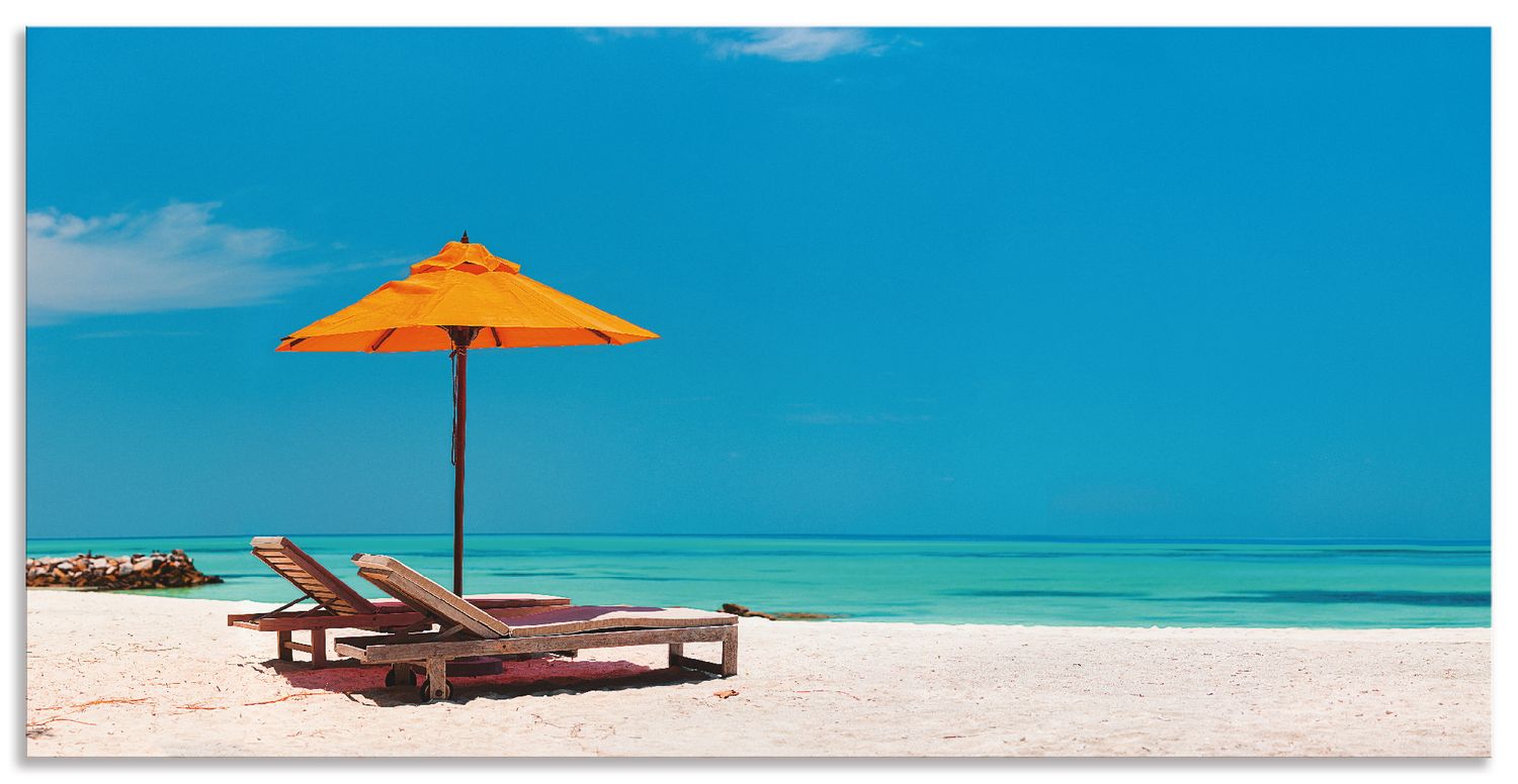BlueOrange studio: Liegestühle und ein orangener Sonnenschirm an einem  schönen tropischen Strand auf den Malediven 